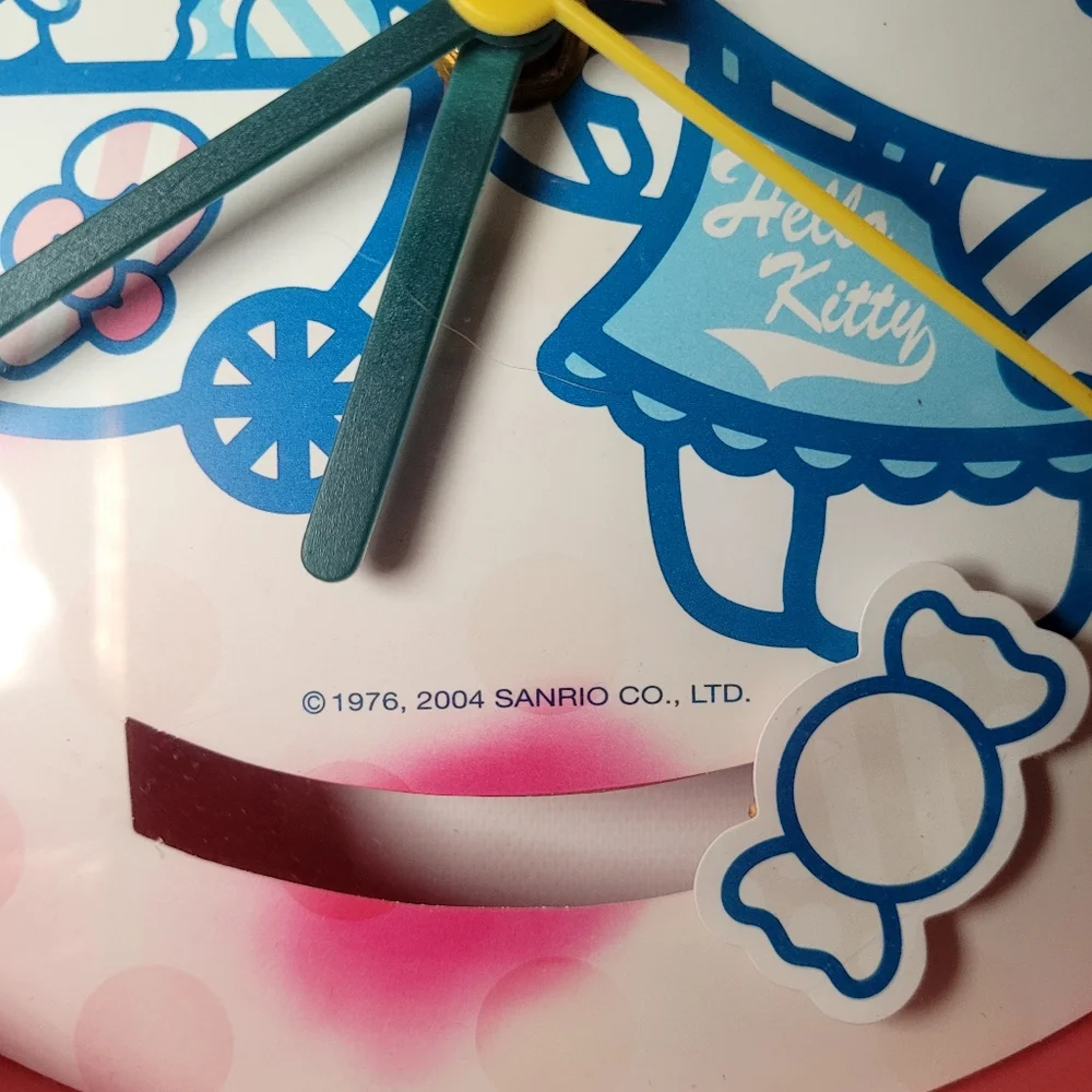 HELLO KITTY SANRIO 2004 Candy Wall Clock VINTAGE AND RARE! 11